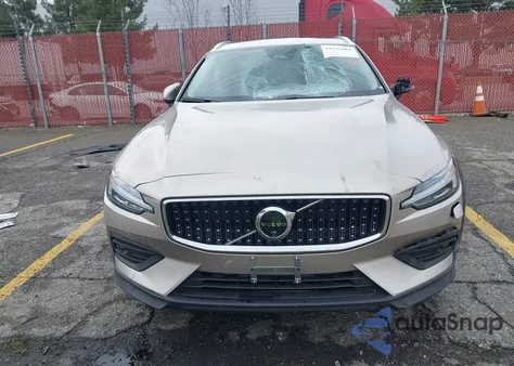 2026 Volvo V60 Cross Country Ultra, B5 Awd Gas (Mild Hybrid) z USA, uszkodzony, nr VIN YV4L12WL7T2170269